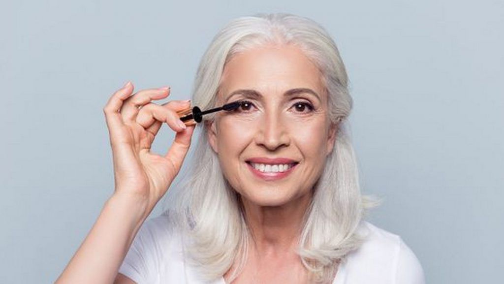ترفندهای آرایش زنان بالای ۴۵ سال