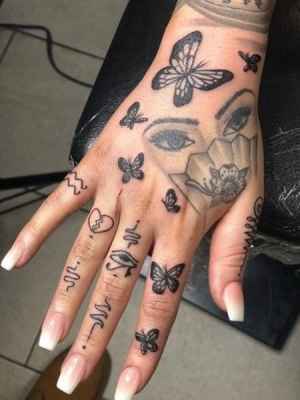 تاتو پروانه و نماد روی دست