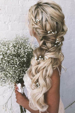 شینیون عروس با موهای بلند به همراه گل
