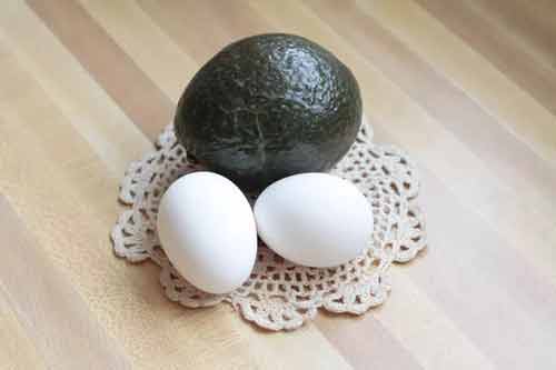 اضافه کردن آووکادو به تخم مرغ برای افزایش نرمی