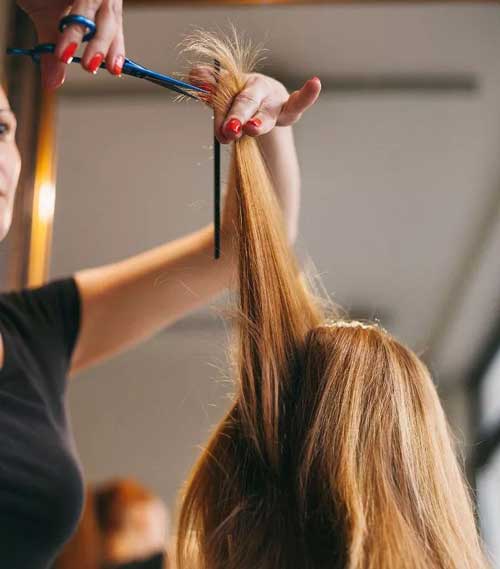 نوک گیری موهای آسیب دیده جهت پیشگیری از رشد آسیب به سمت ریشه‌های مو